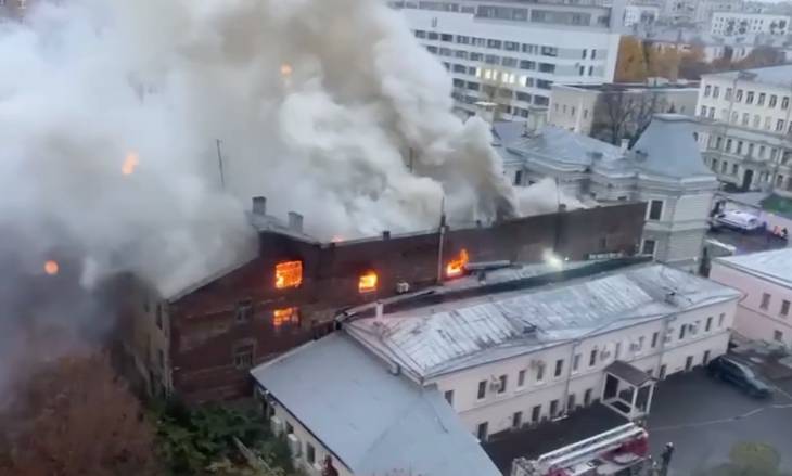 Пожар в трёхэтажном здании в центре Москвы ликвидирован