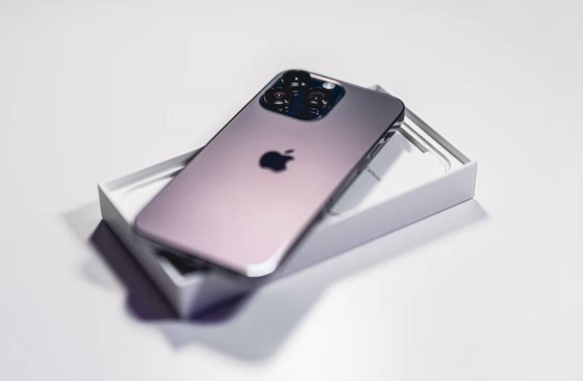 Пользователи стали массово жаловаться на онемение руки от iPhone 14 Pro на зарядке