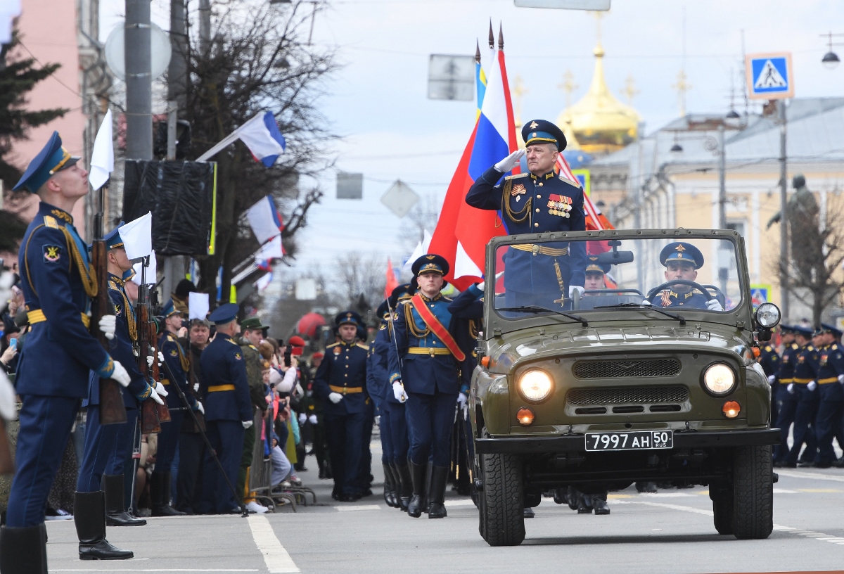 В Твери 1400 человек приняли участие в параде Победы