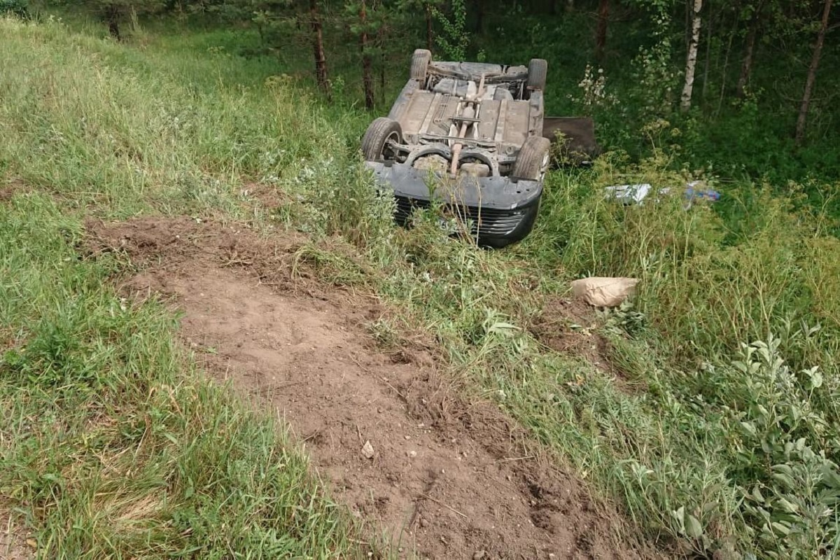 Под Удомлей перевернулась Toyota Camry. Пострадали водитель и ребенок