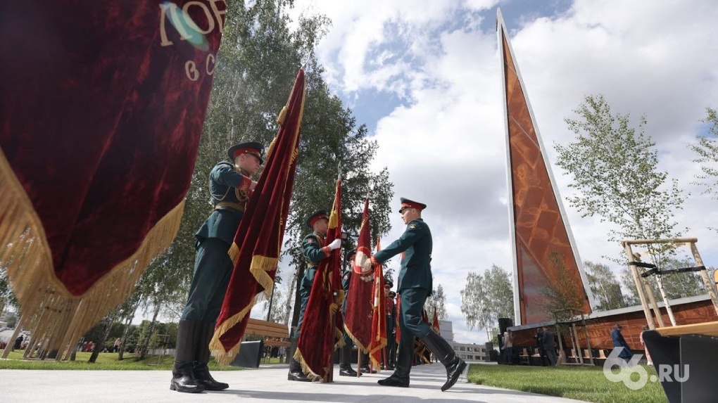 В Екатеринбурге открыли стелу «Город трудовой доблести» — самую высокую в России