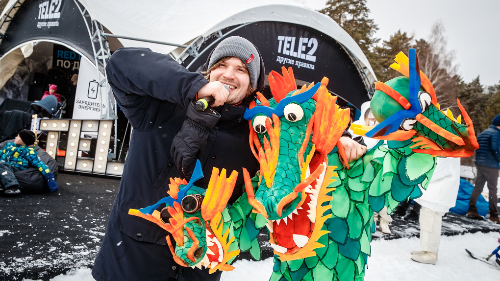 В специальной номинации Tele2 на шоу Red Bull Jump&Freeze победили парни в костюме взлетающего рубля