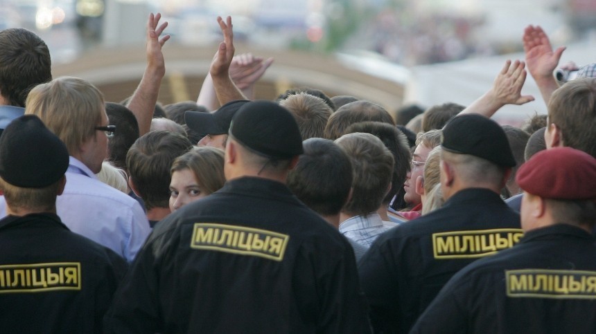 Милиция применила светошумовые гранаты на протестах после выборов в Минске