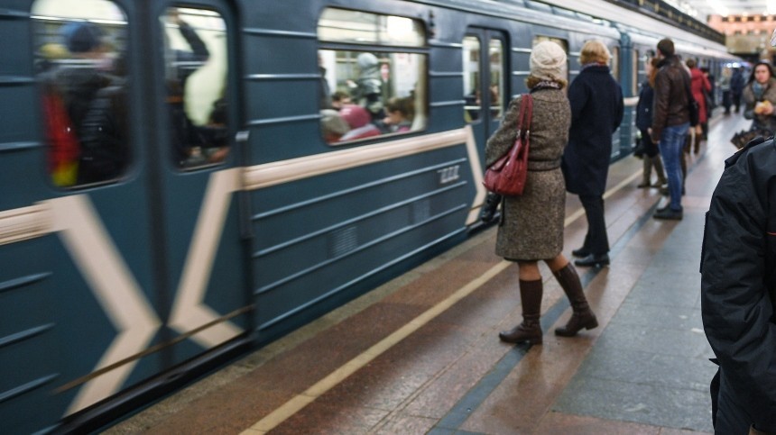 Человек попал под поезд в метро Петербурга