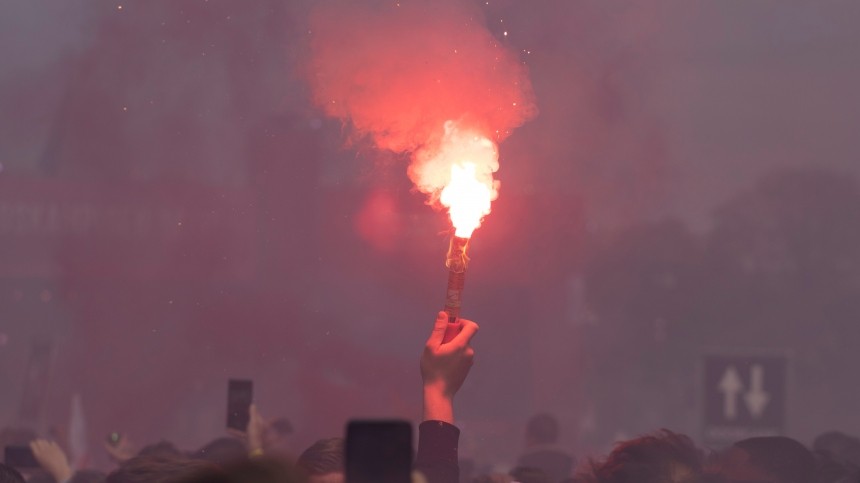 Футбольные фанаты перепугали жителей польского города — видео