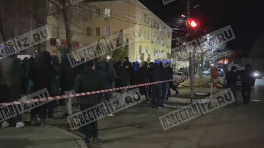 Видео: Жители собрались у здания РОВД в Махачкале, где застрели экс-главу дагестанского села