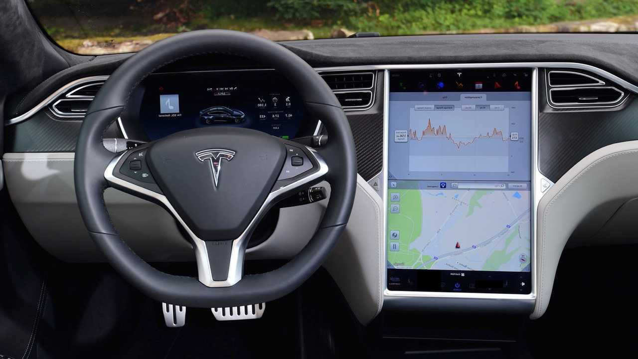 Электрокар Tesla распознал на кладбище живого человека