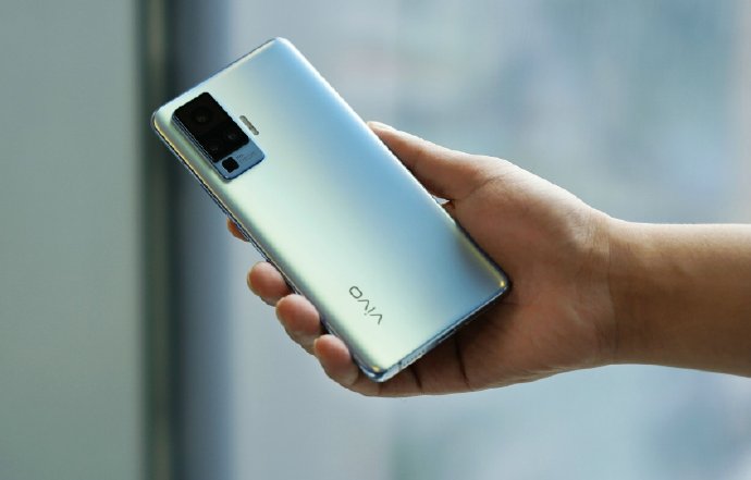 Изящные смартфоны снова в моде. Vivo X50 оказался рекордно тонким 5G-телефоном