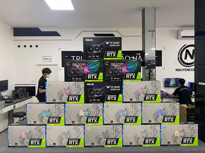 Очень редкие GeForce RTX 3080 из серии Asus Gundam собирают в майнинговые фермы