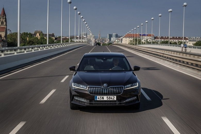 Skoda Superb 2023 впервые привезли в Россию